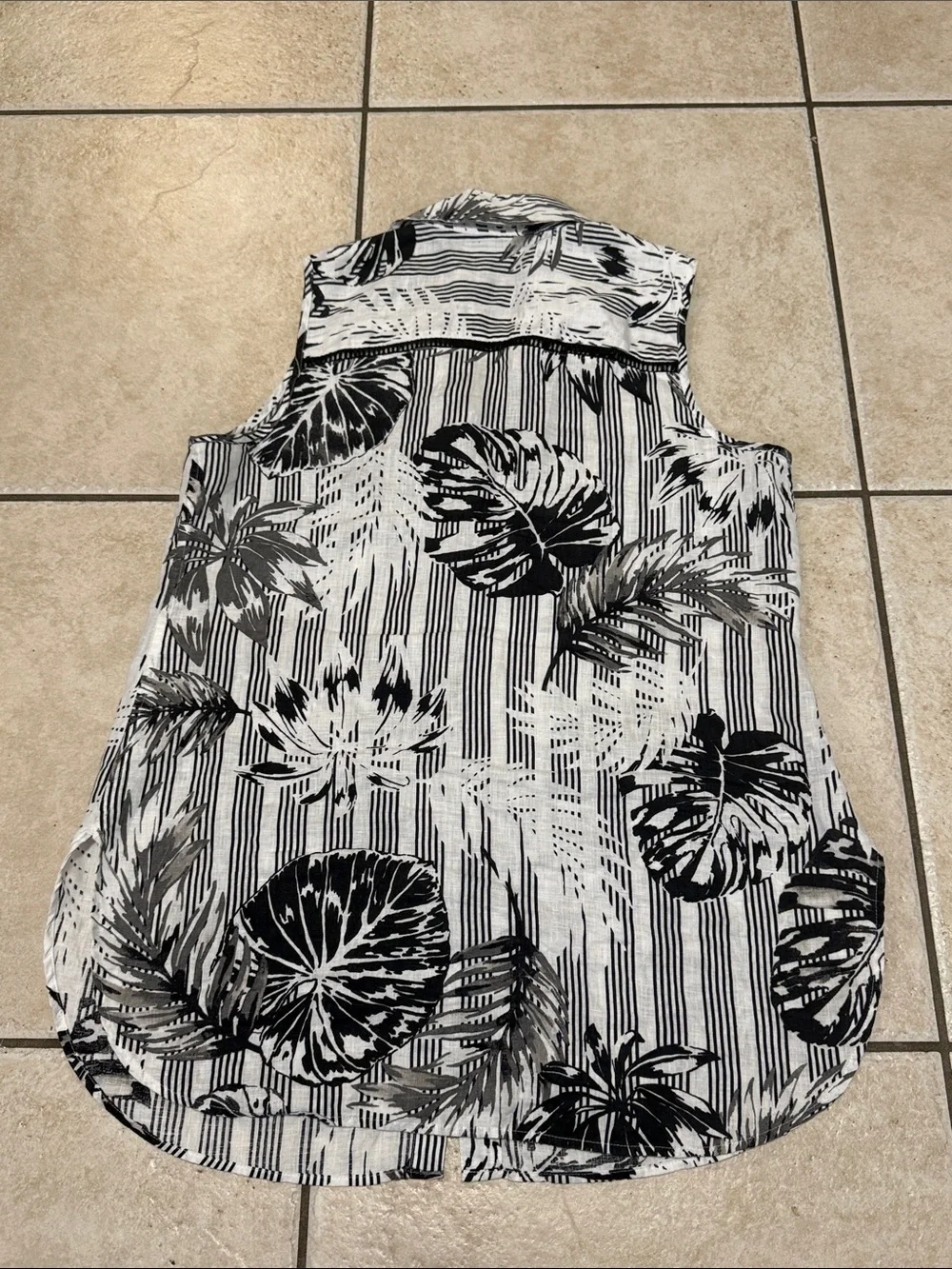 Chico’s Sleeveless Black & White Tropical Leaf Print Button-Down Top US size 4/6 - Picture 5 of 6